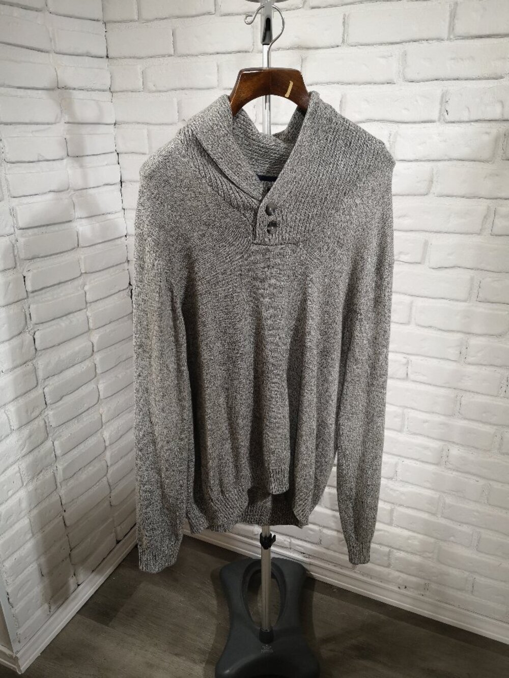 Izod Men's Size XL Grey 2 Button Closure at Neck Wide Collar Sweater